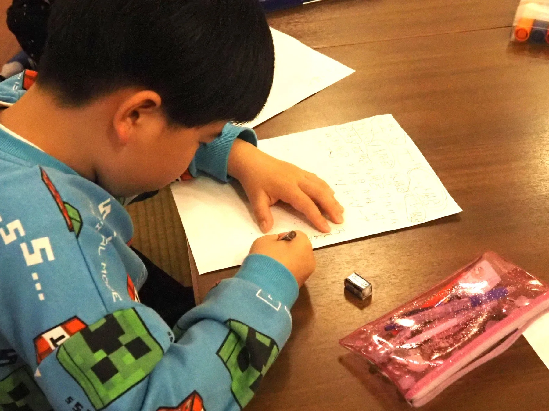 ワークシートに書く子ども