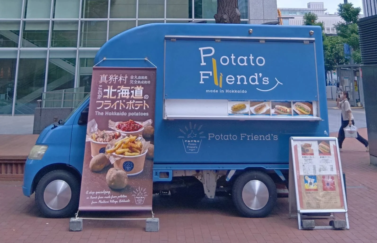 北海道真狩村産のじゃがいもを使ったフライドポテトを販売する青いフードトラック「Potato Friend's」
