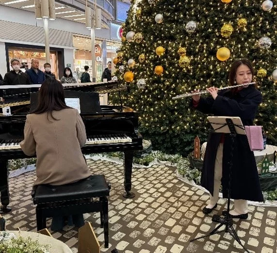 昨年のステーションピアノの様子（ピアノとフルートの演奏）