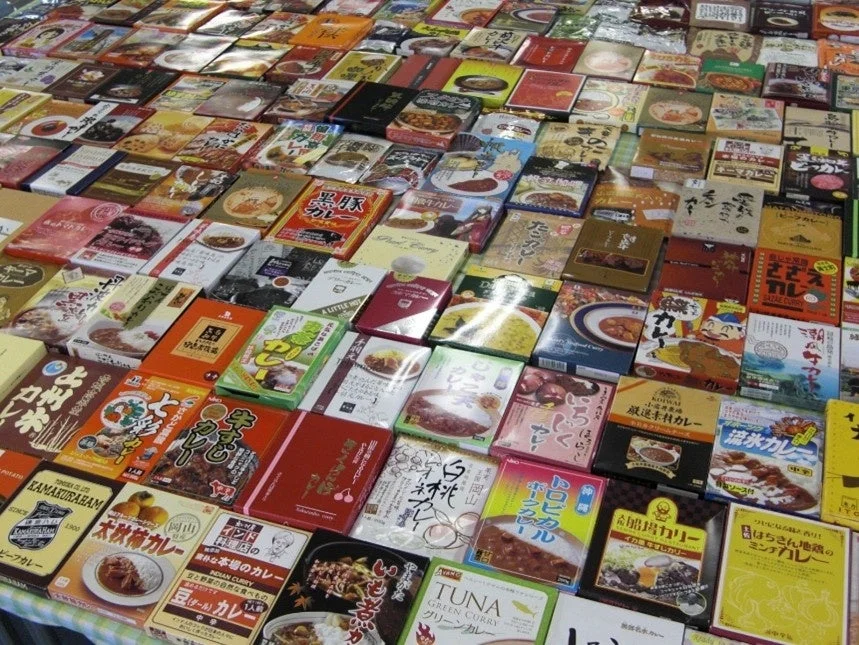 様々なレトルトカレーが並ぶ様子