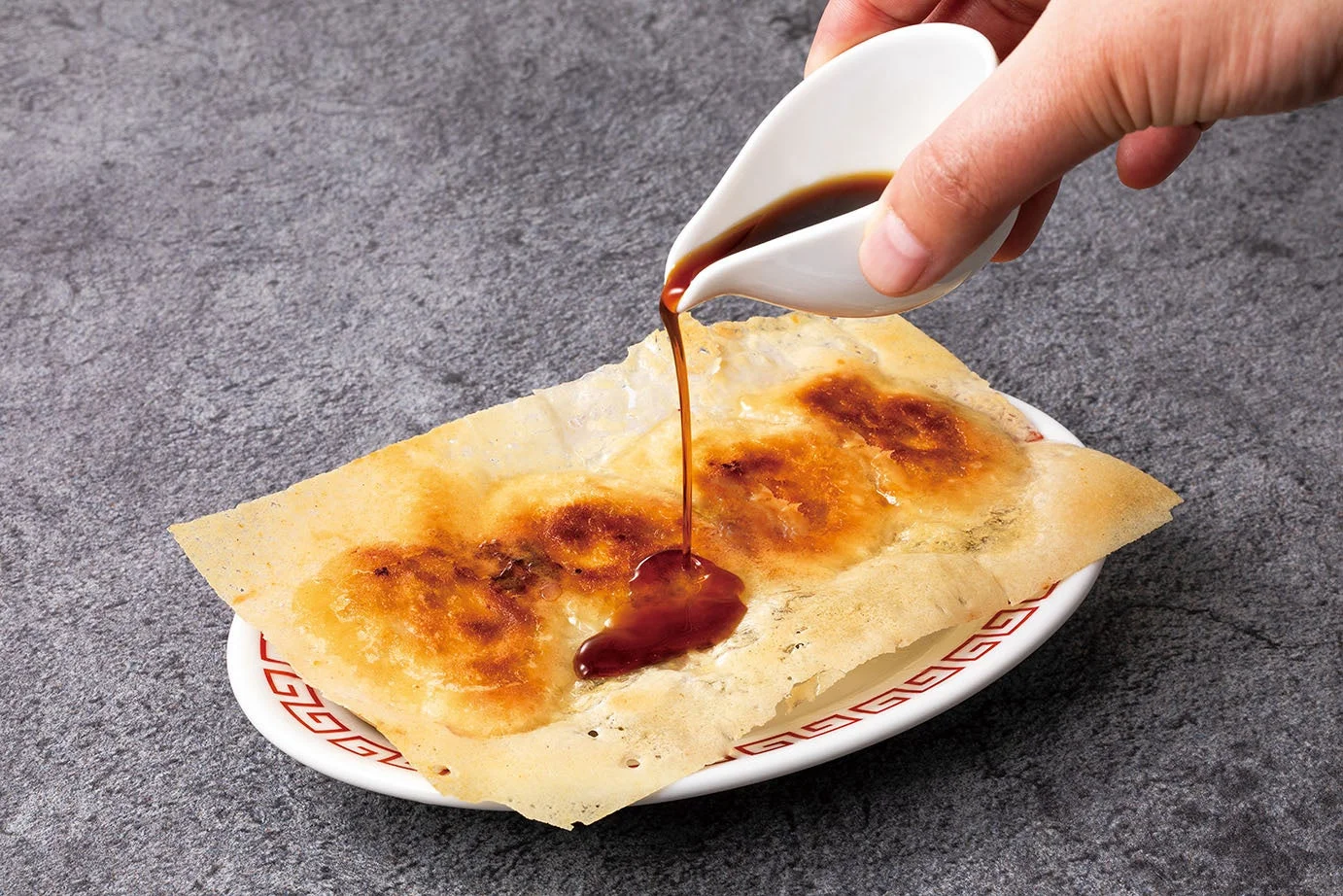 羽根つき餃子にタレ