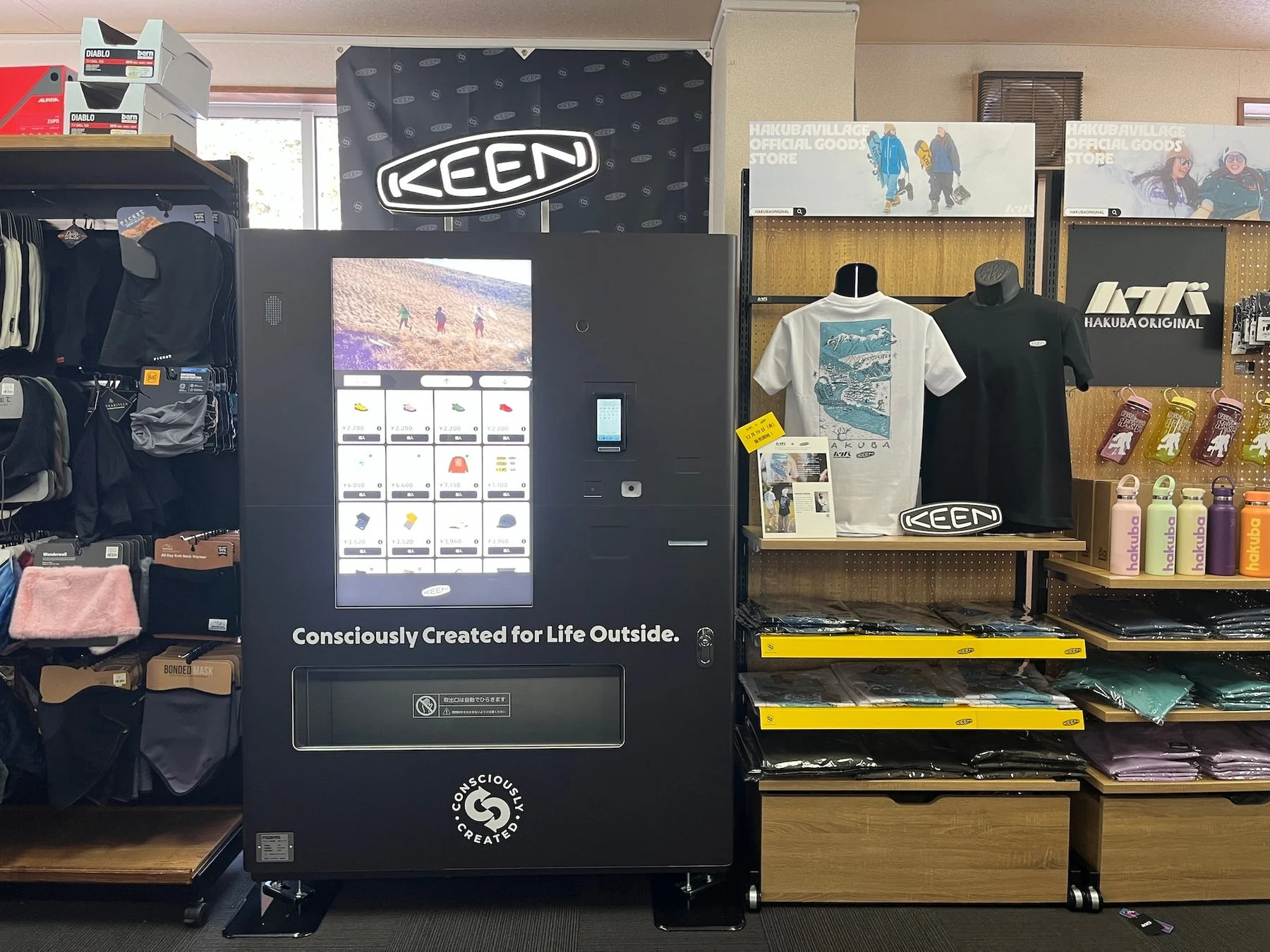 KEENの自動販売機と店舗