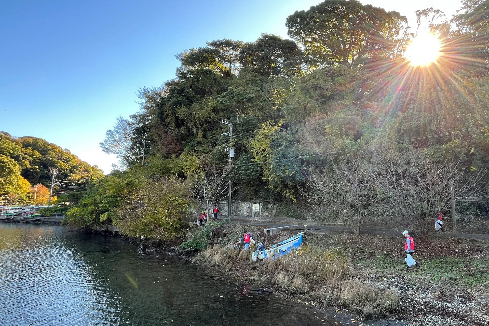 水辺でゴミ拾いをする人々