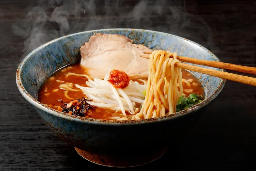 湯気が立ち上るラーメン札幌一粒庵の道産ニンニク味噌ラーメン