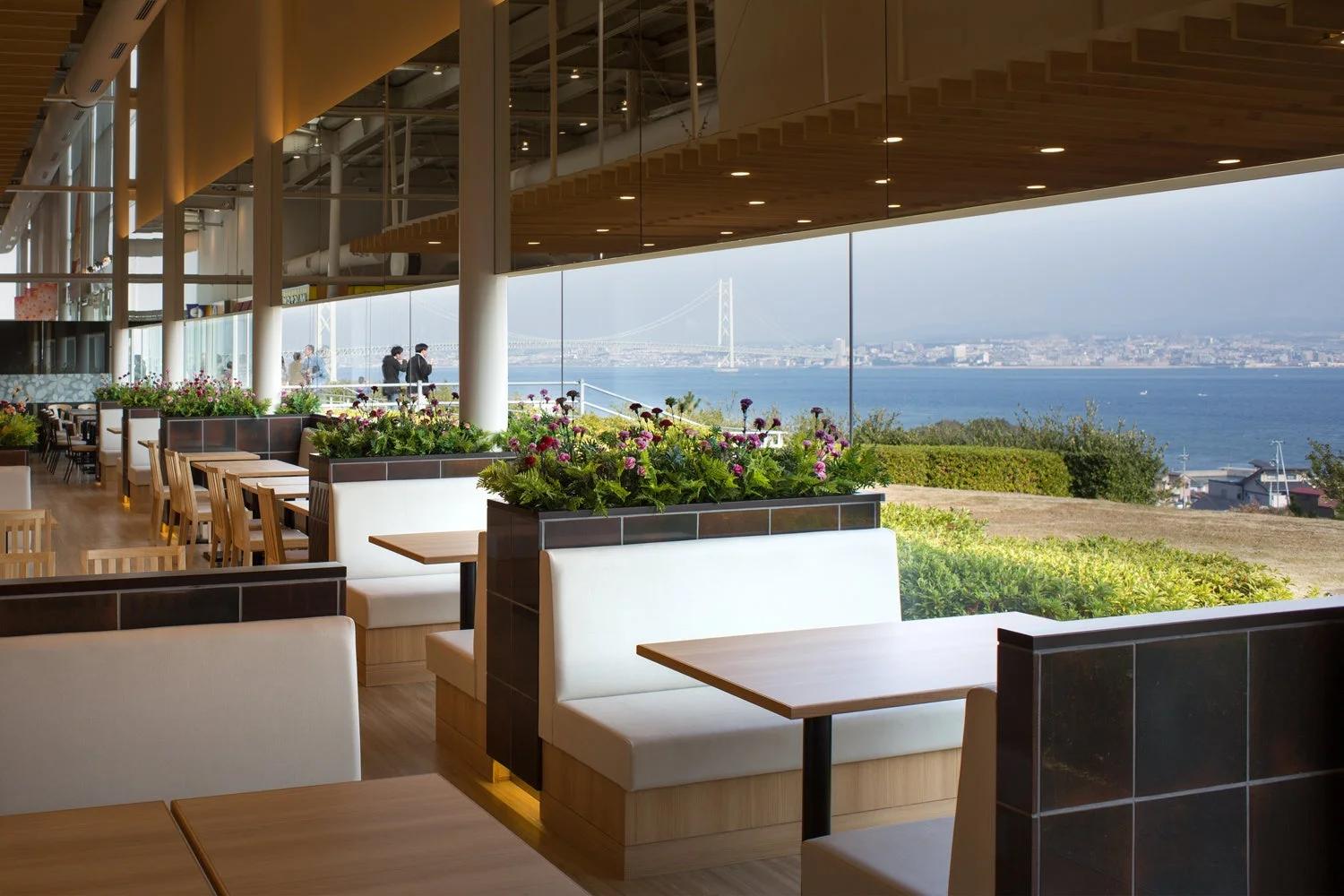 レストランからの明石海峡大橋の眺め