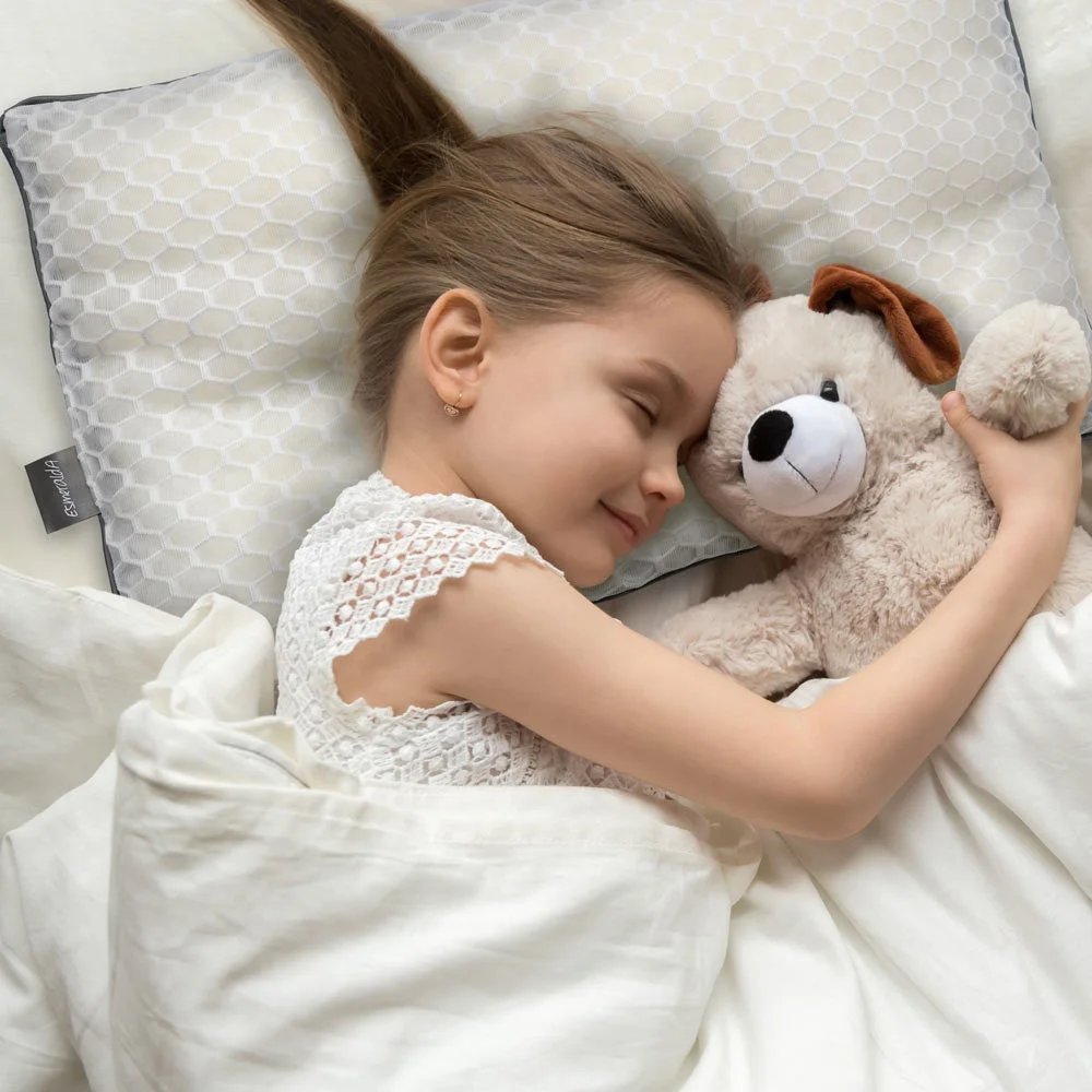 テディベアを抱いて眠る女の子