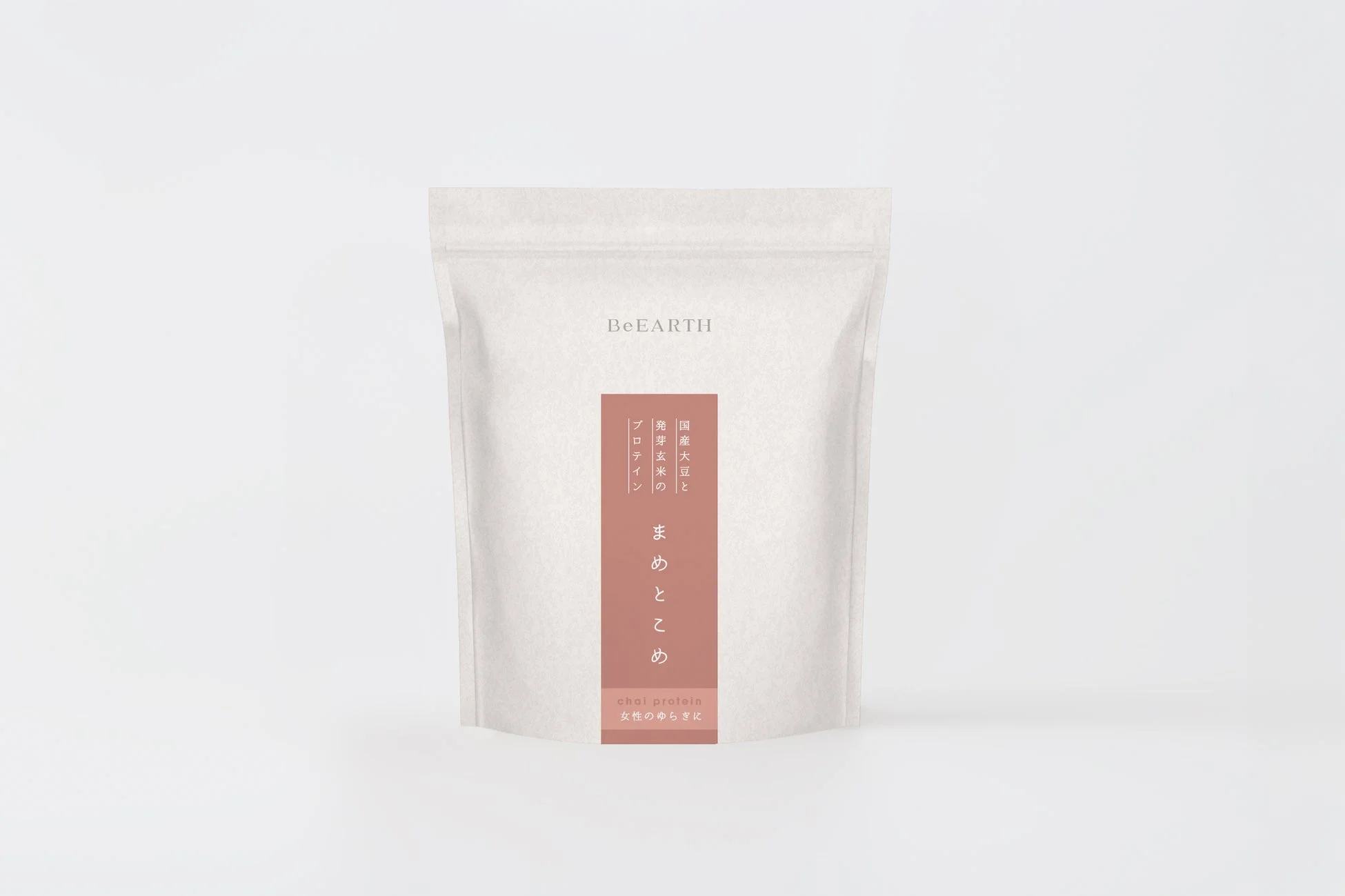 白いシンプルなパッケージのプロテイン商品の画像です。国産大豆と発芽玄米を主成分とし、「まめとこめ」という商品名で、女性の健康をサポートするチャイプロテインであることが示されています。