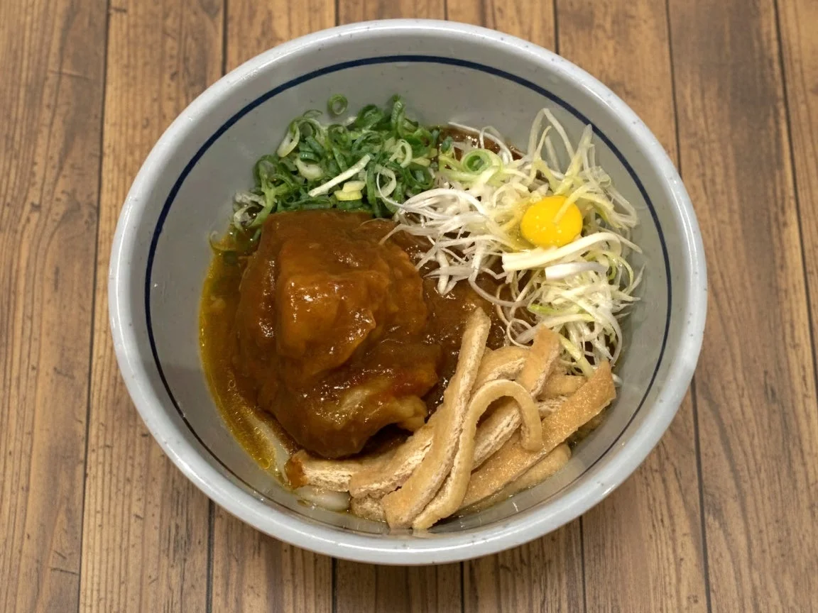 肉とネギがたっぷり乗ったカレーうどん
