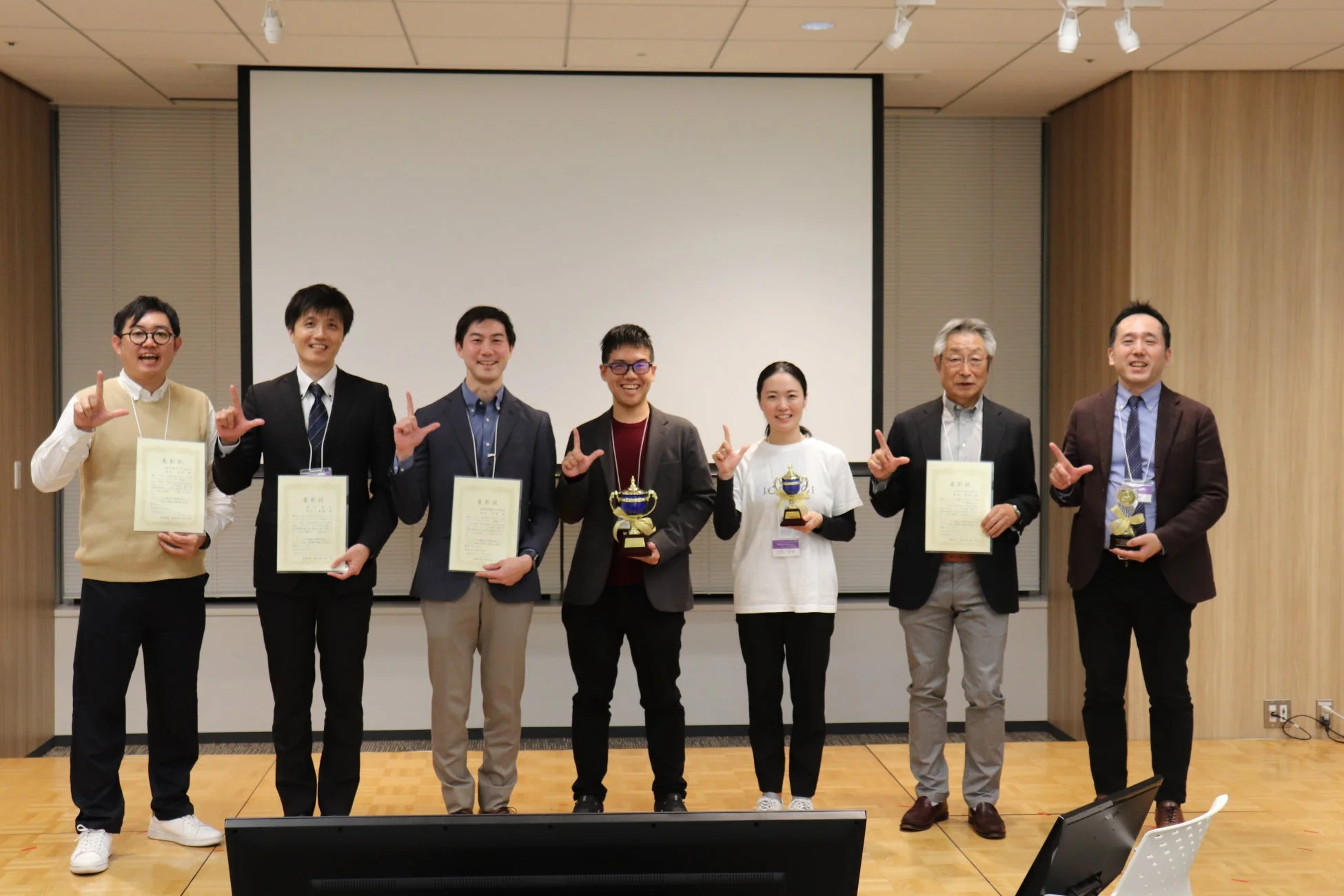 表彰式、7チームがLサイン