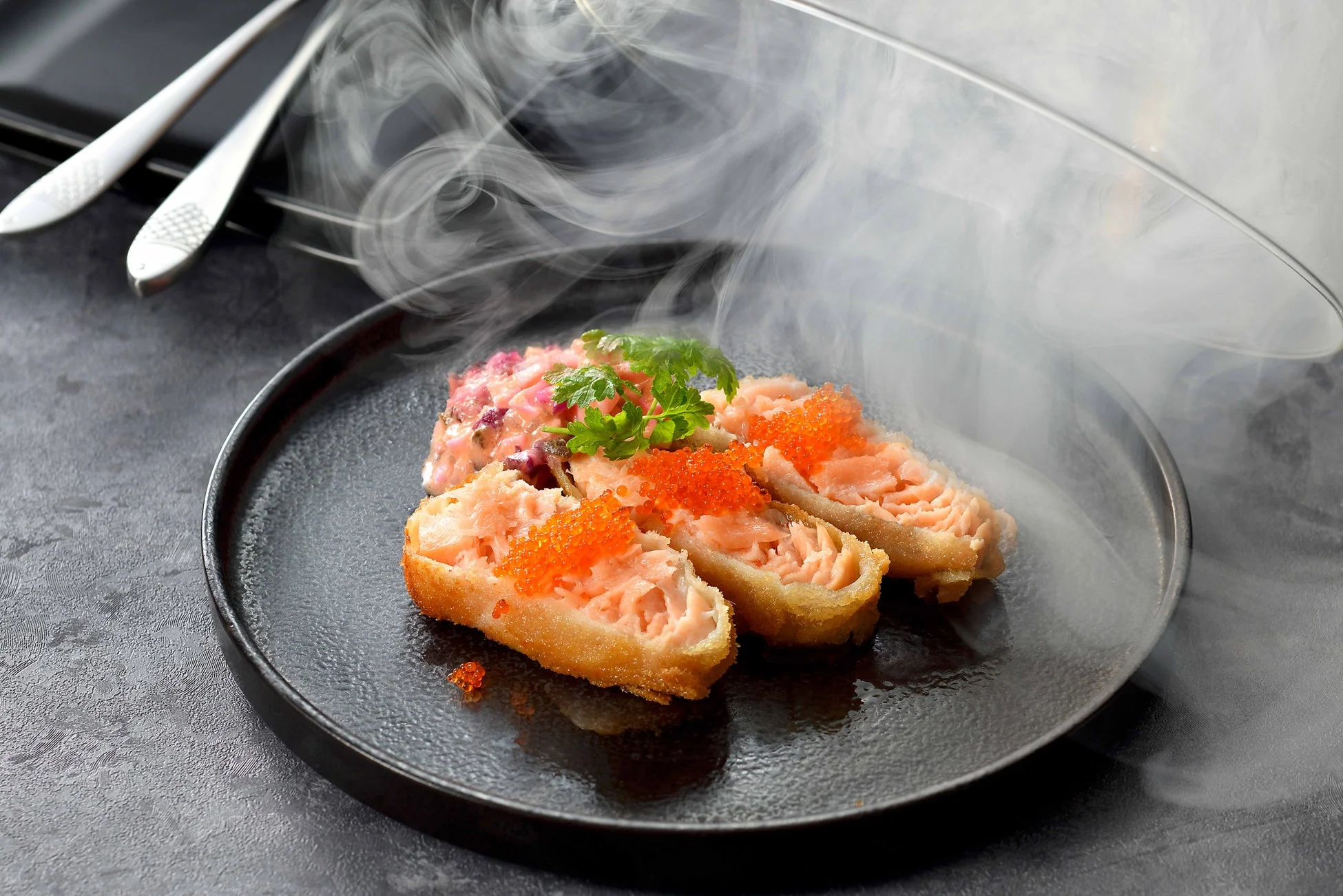 サーモンと魚卵の創作料理