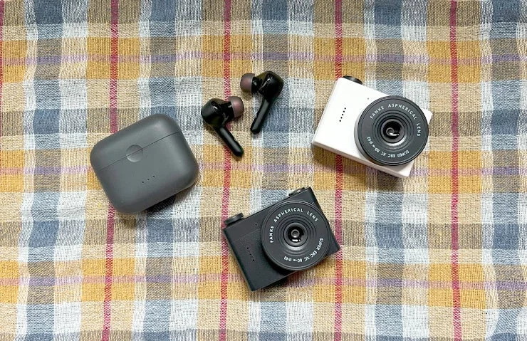 コンパクトカメラとワイヤレスイヤホン