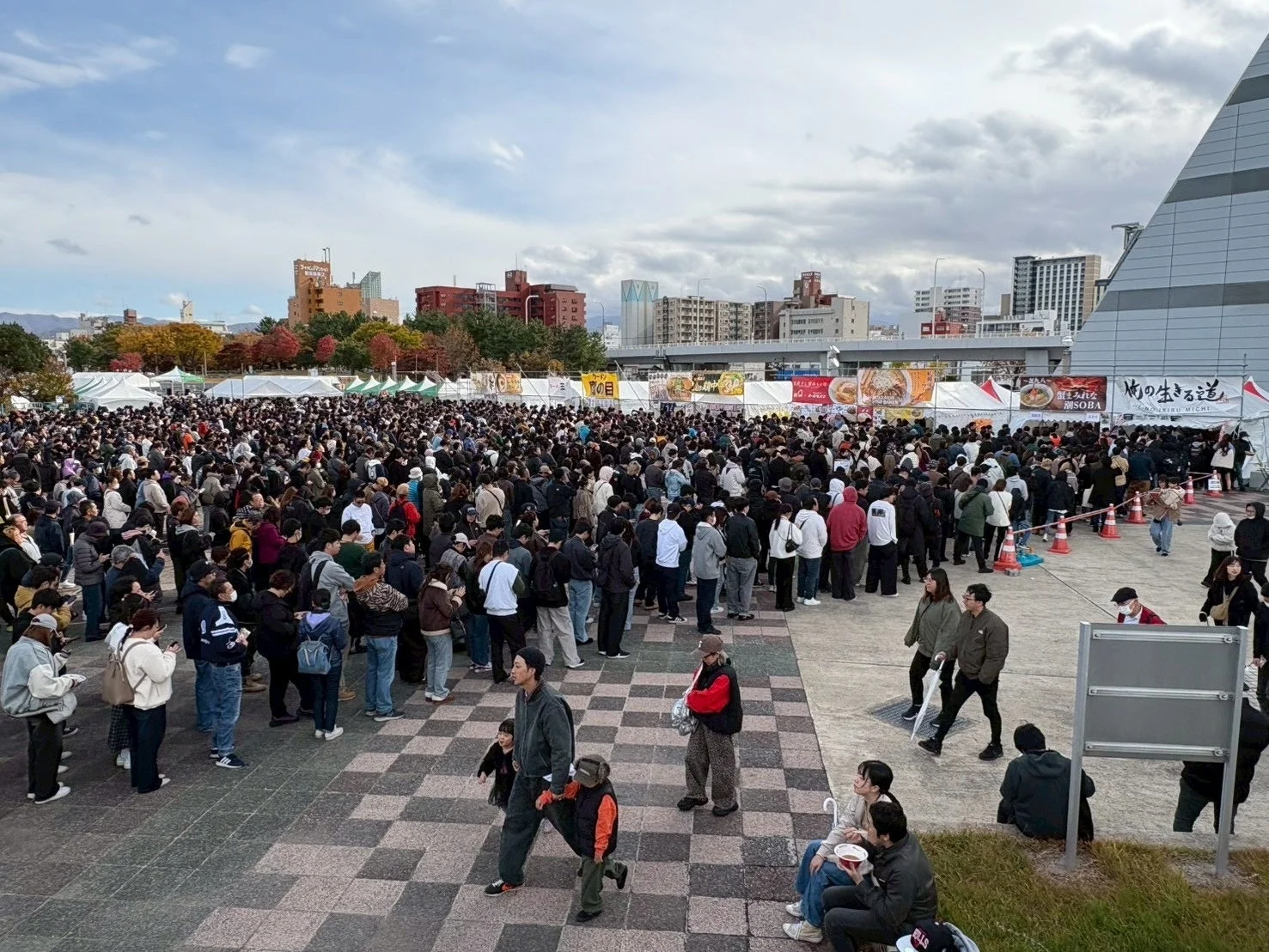悪天候下でも6万人が来場