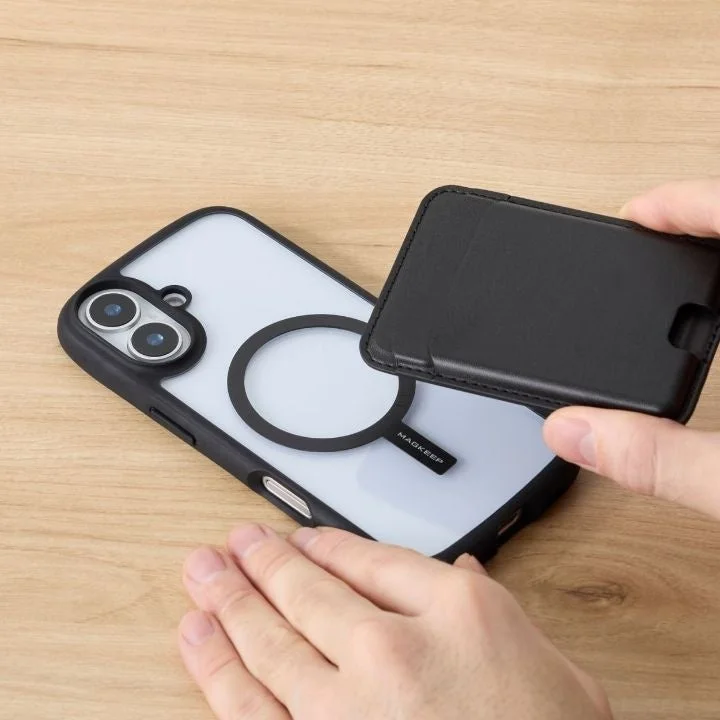 スマホケースに貼られたマグネットリングステッカーとウォレット