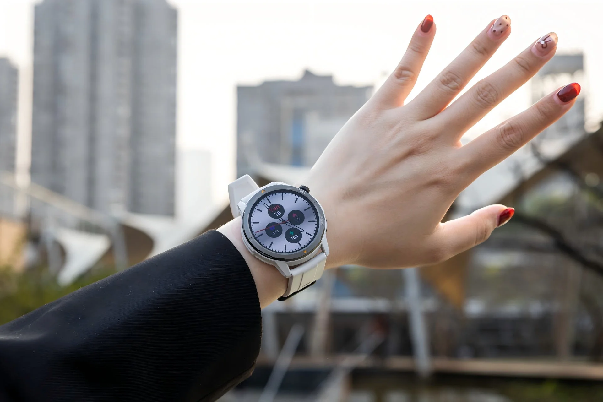 スマートウォッチを着けた女性の手元、ネイルあり