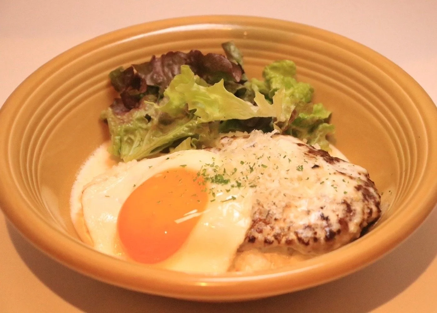 黄身の「隣で」「白雪」風ロコモコ丼