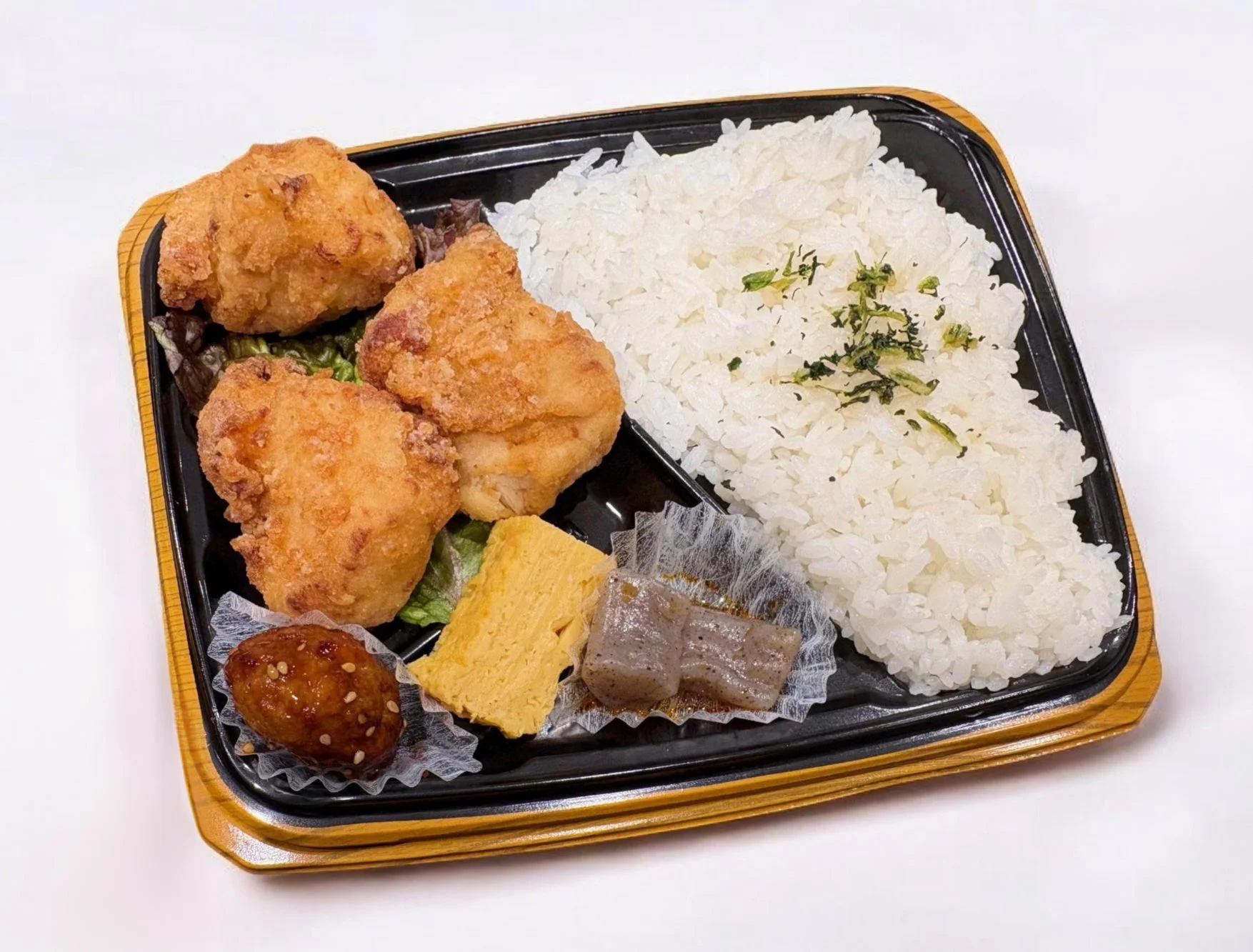 から揚げと玉子焼きなどが入った弁当