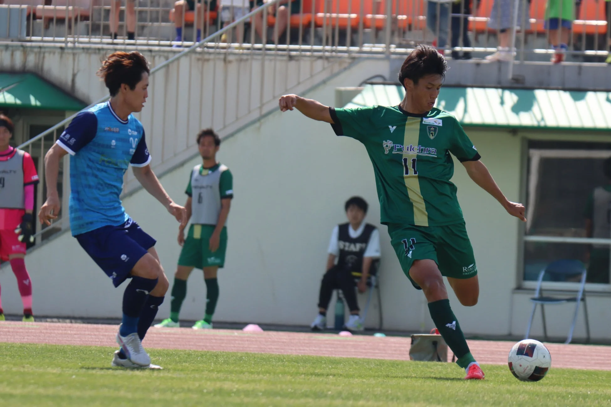 ボールを蹴る選手