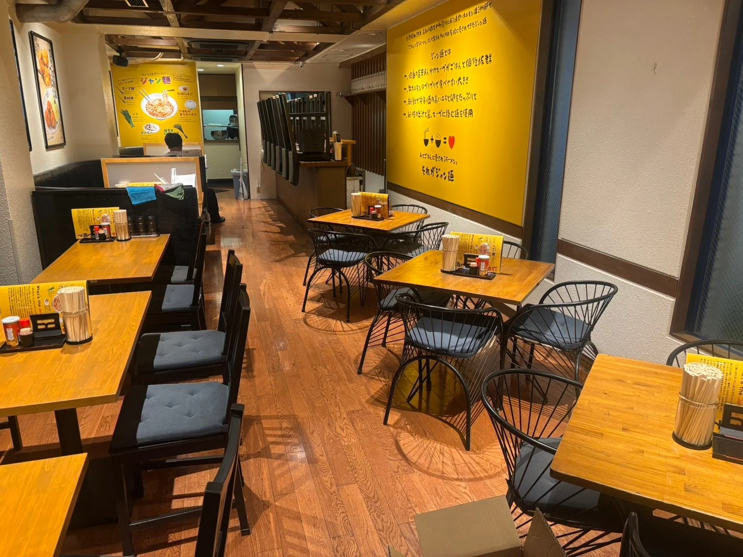 じゃんめん三宮店の店内