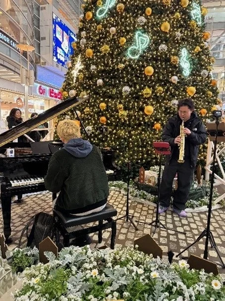 昨年のステーションピアノの様子（サックスとの共演）