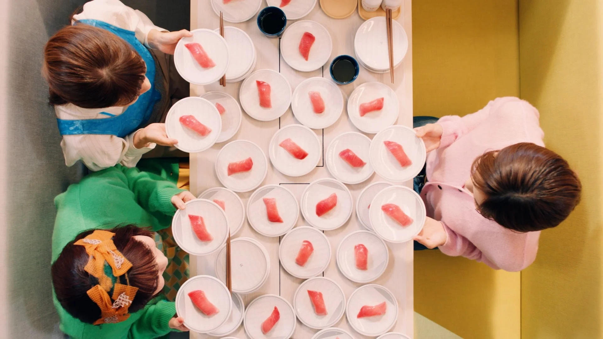 テーブルいっぱいのマグロ寿司