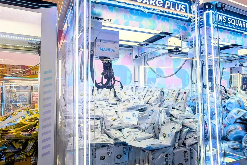 クレーンゲームが並ぶアミューズメントパーク万代の店内