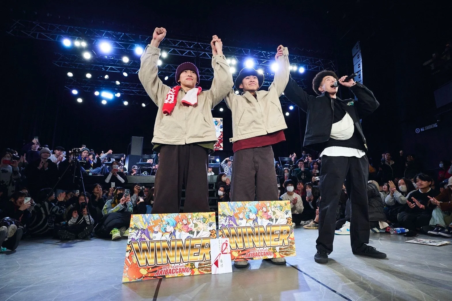 優勝した2人、マイクで話す