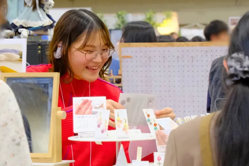 笑顔でアクセサリーを見る女性