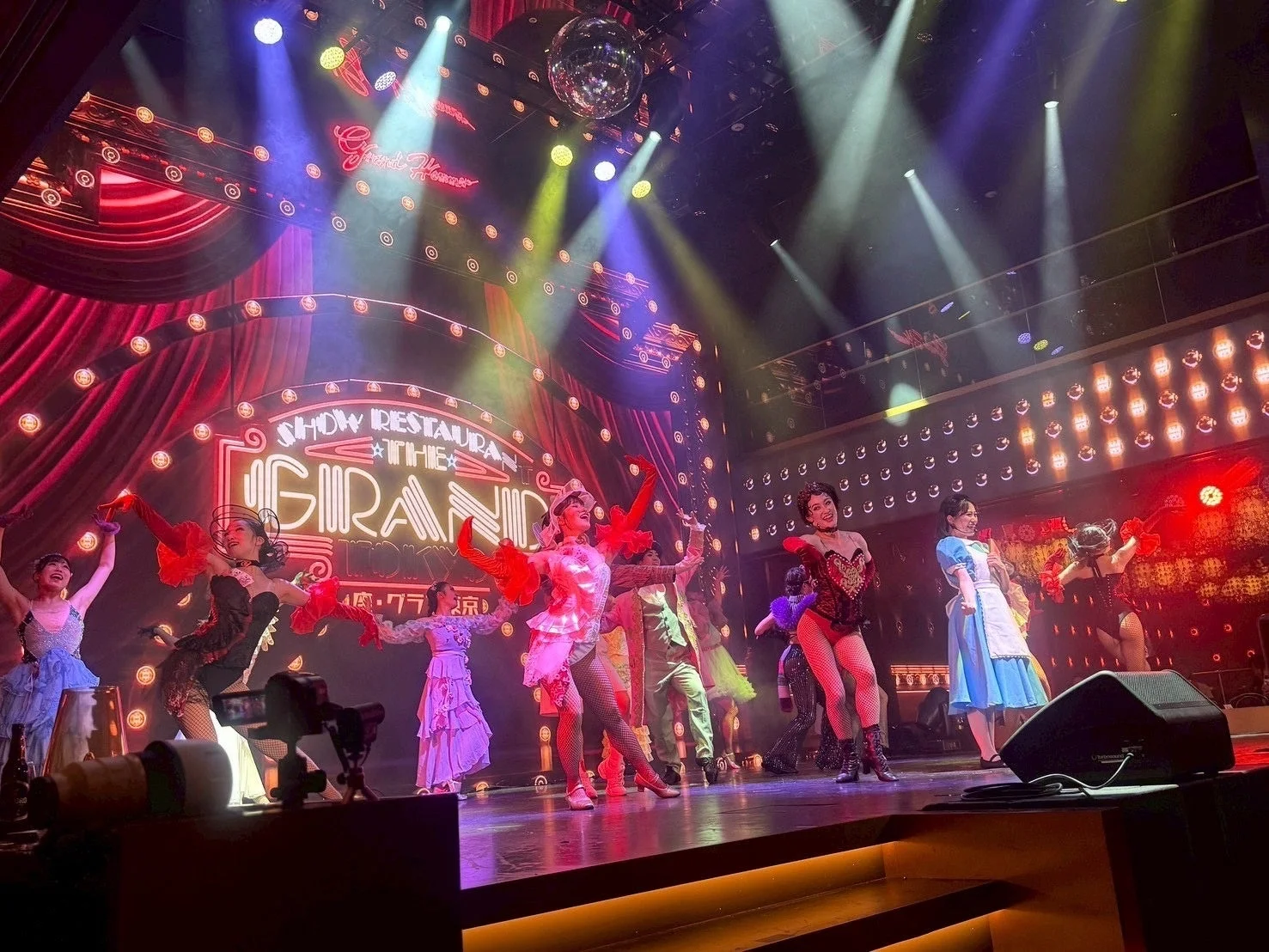 華やかなステージでパフォーマンスするダンサーたち