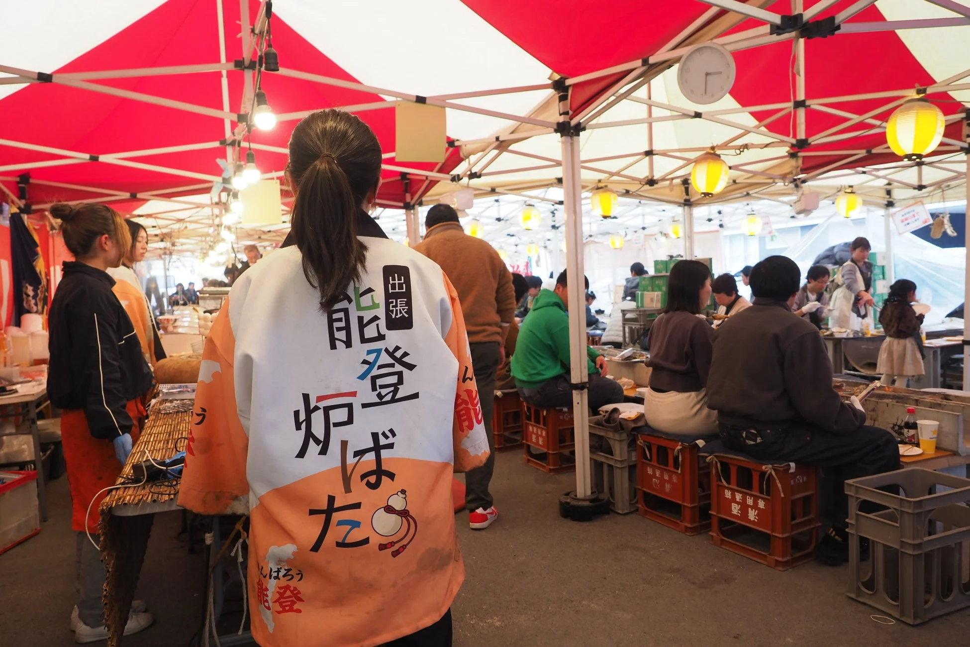 「出張 能登炉ばた」の賑やかな会場風景