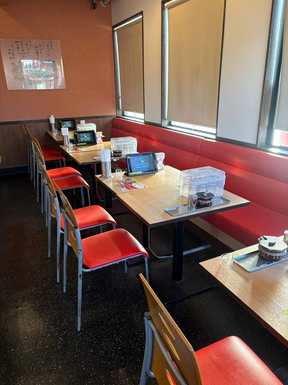 天下一品 三郷店の店内（テーブル席とオーダー端末）