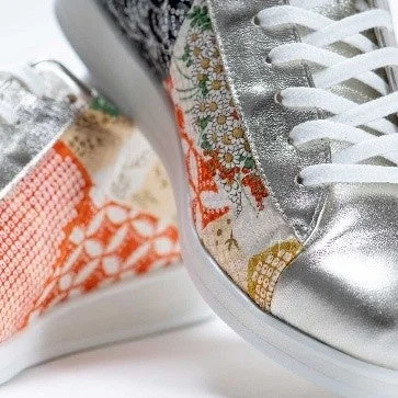 和柄とメタリックシルバーのデザインが特徴的なスニーカー