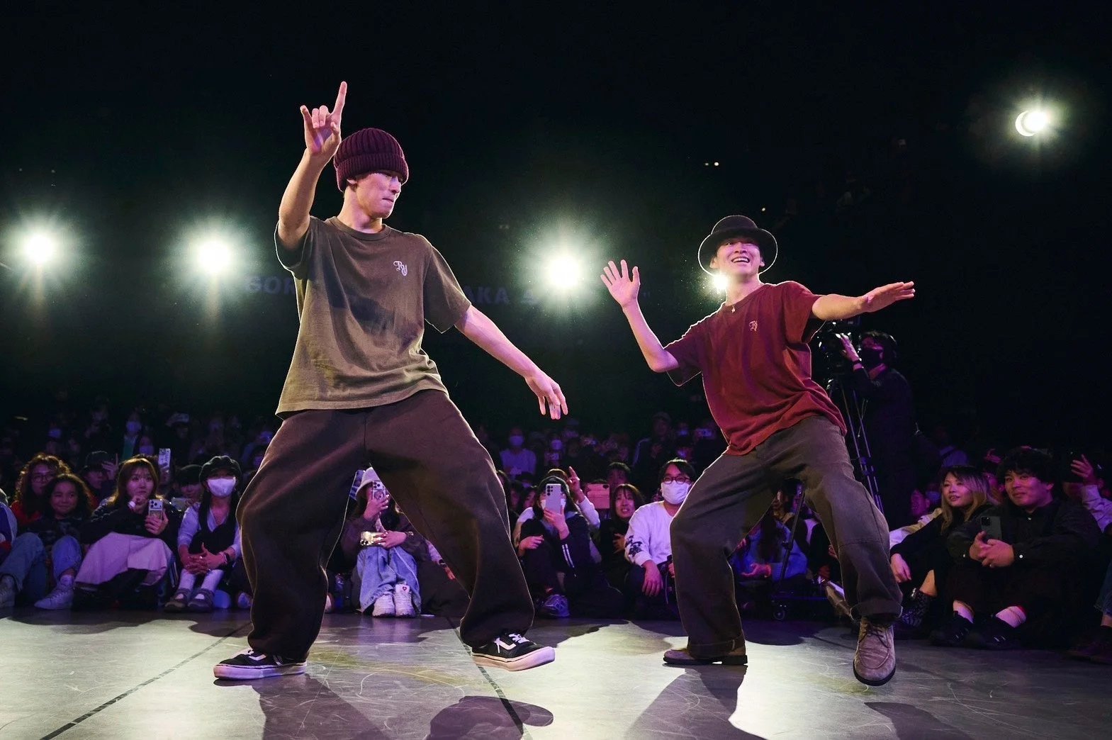 ステージでダンスする2人