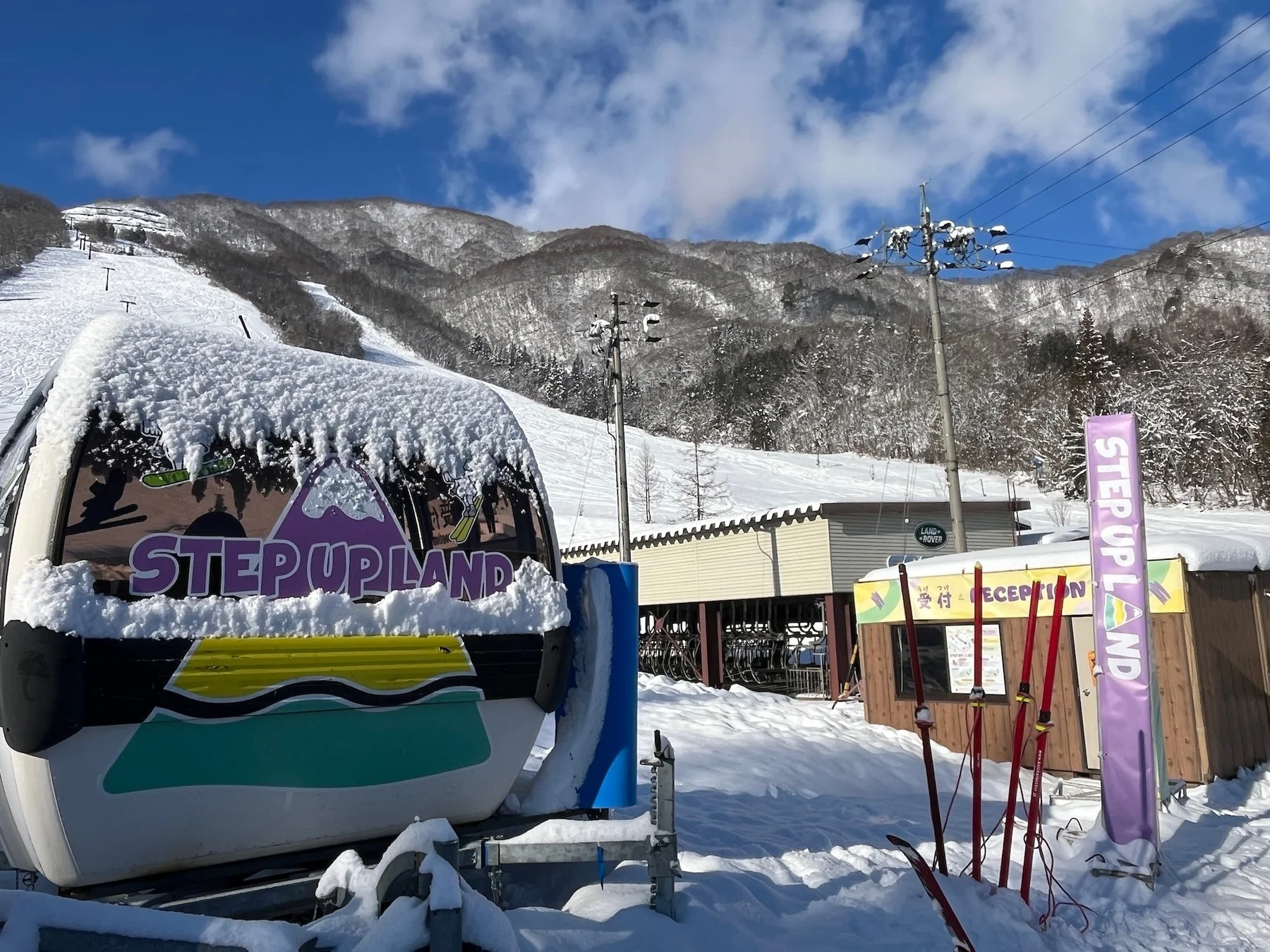 スキー場のゴンドラとリフト