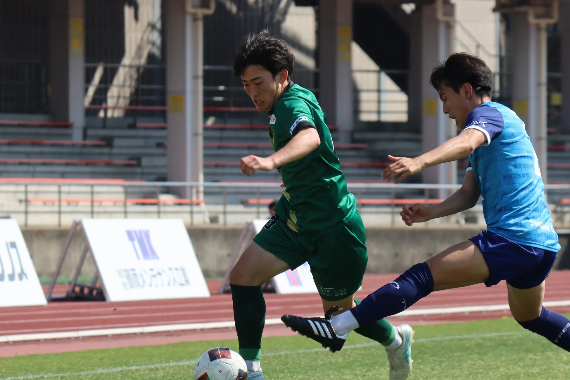 サッカーの試合中の選手たち