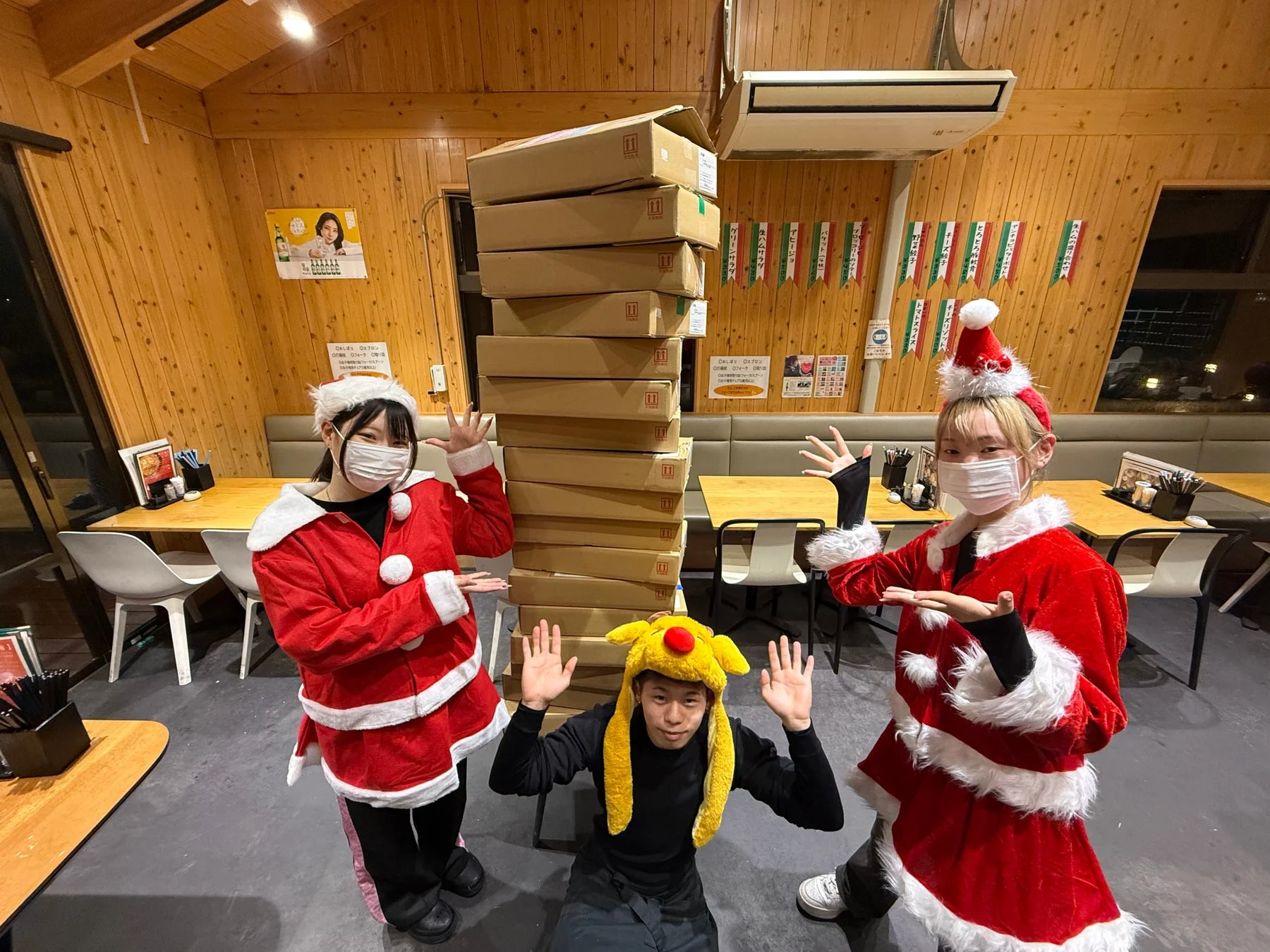クリスマス衣装の3人と段ボール箱
