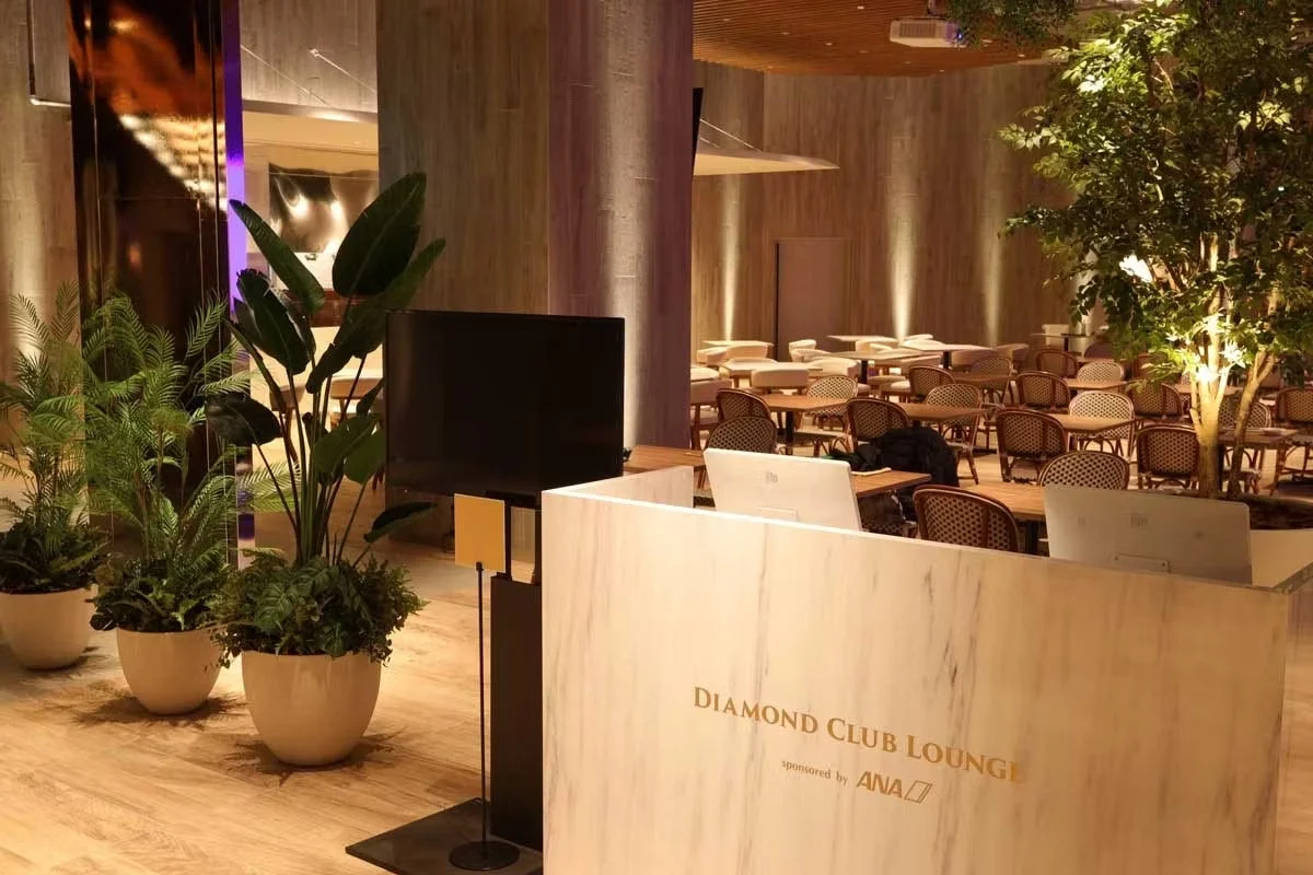 ANAがスポンサーを務める「DIAMOND CLUB LOUNGE」の受付とラウンジ内部