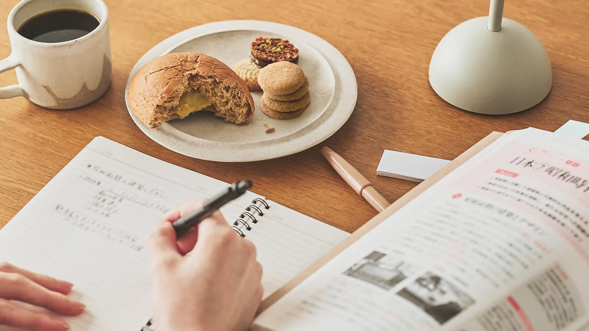 勉強中にパンを食べている様子