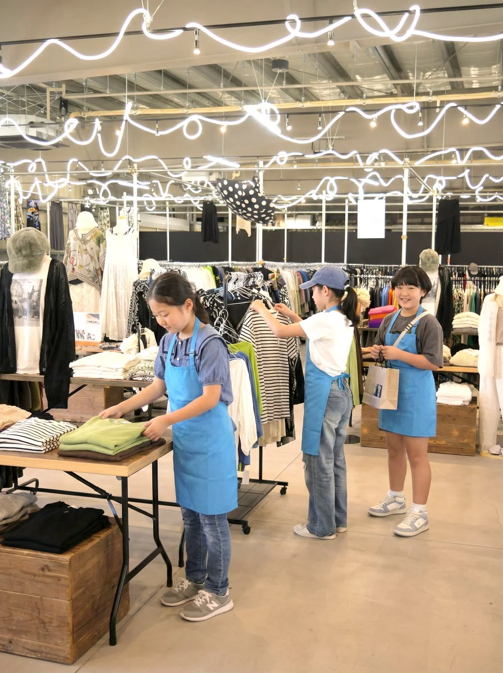 エプロンを着用し商品を整理する子どもたち