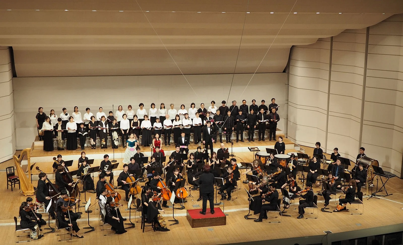 オーケストラと合唱団の演奏風景