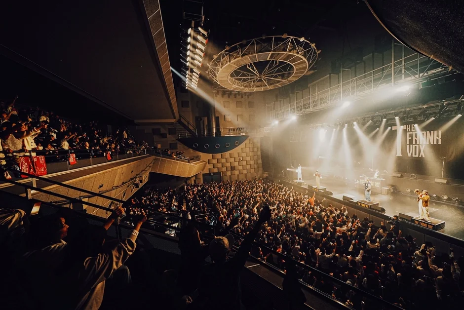 ライブで熱唱するTHE FRANK VOX