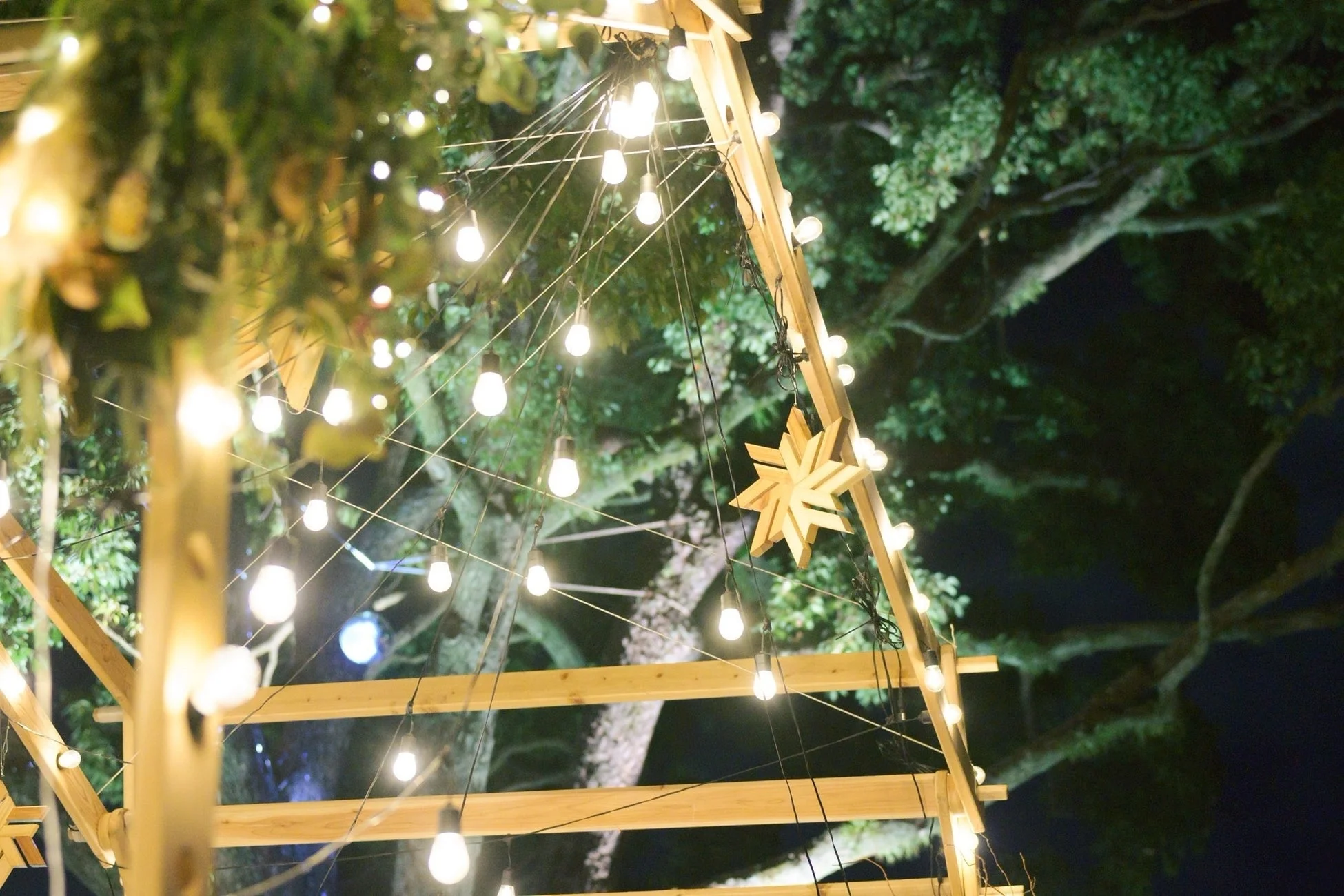 イルミネーションで飾られた木製構造物