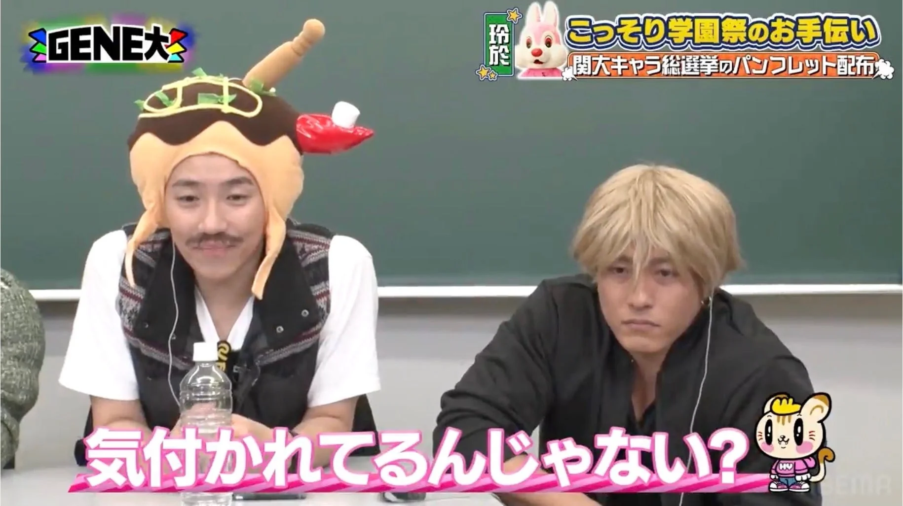 学園祭でパンフレットを配布する佐野