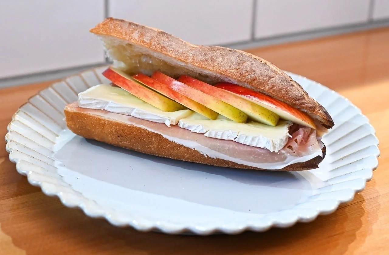 生ハムとチーズのバゲットサンド
