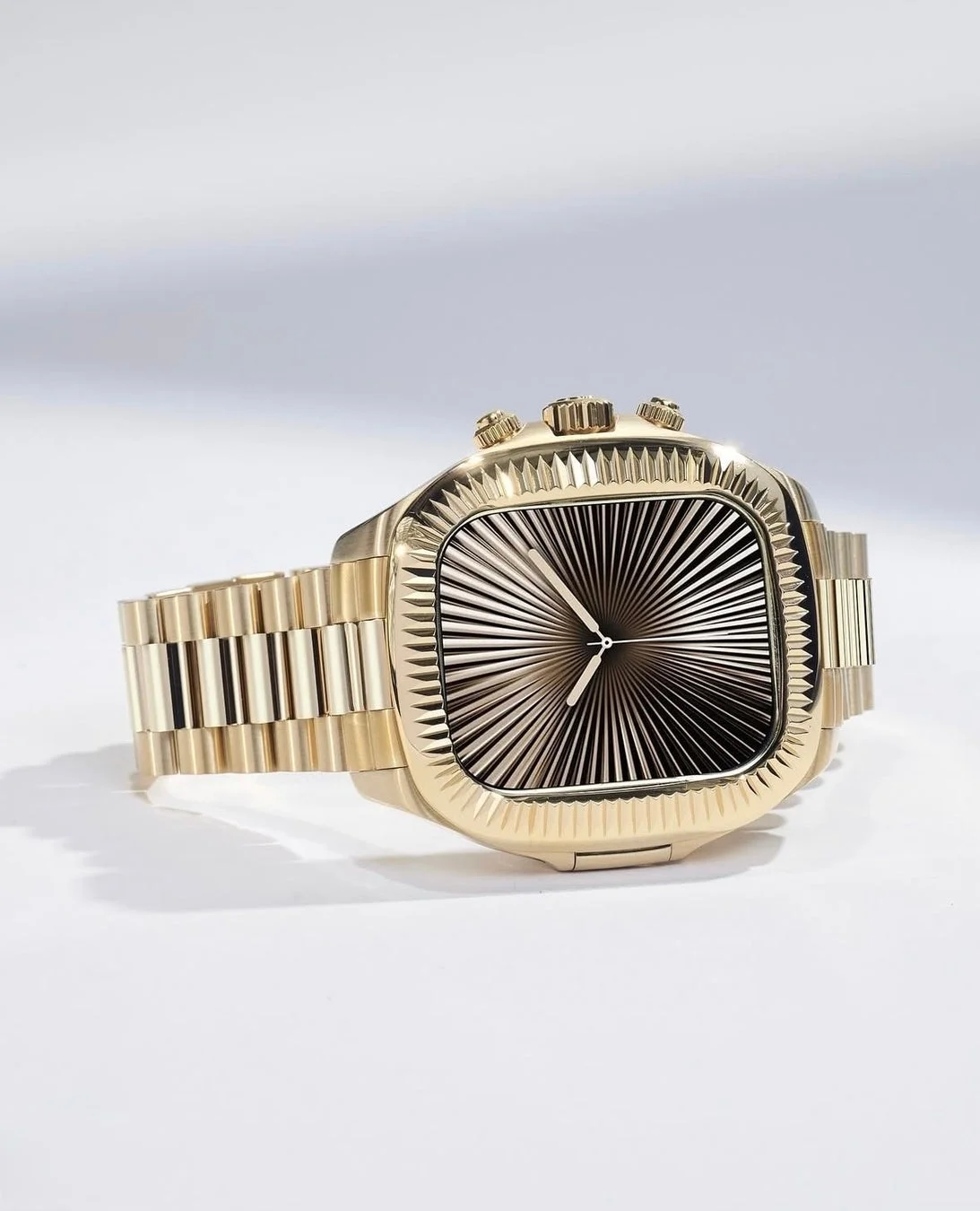 金色のApple Watchケース