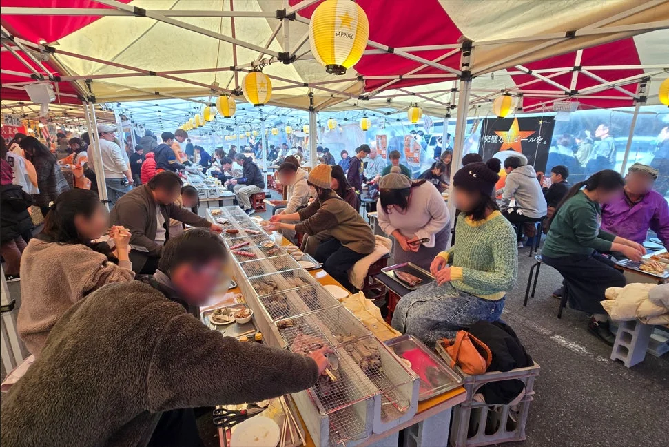 イベントでBBQを楽しむ人々