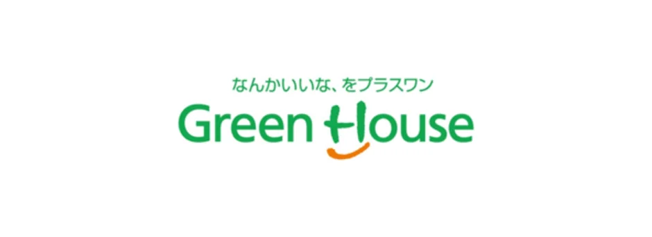 白背景に「Green House」のロゴと「なんかいいな、をプラスワン」というスローガンがデザインされています。ロゴは緑色で、文字の一部にオレンジ色のアクセントがあります。
