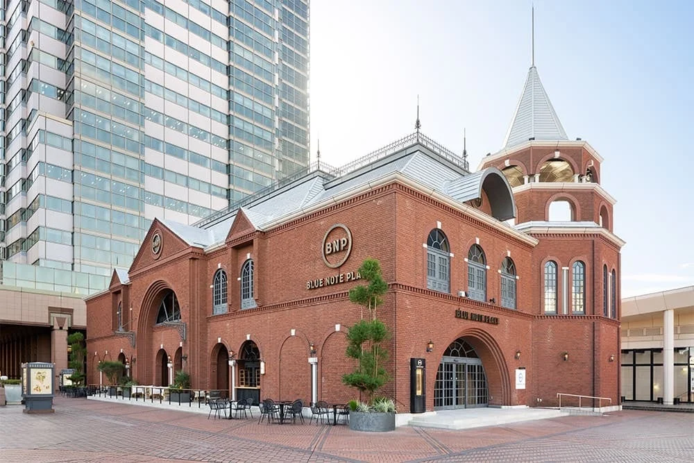 赤レンガ造りの趣のある建物「BLUE NOTE PLACE」