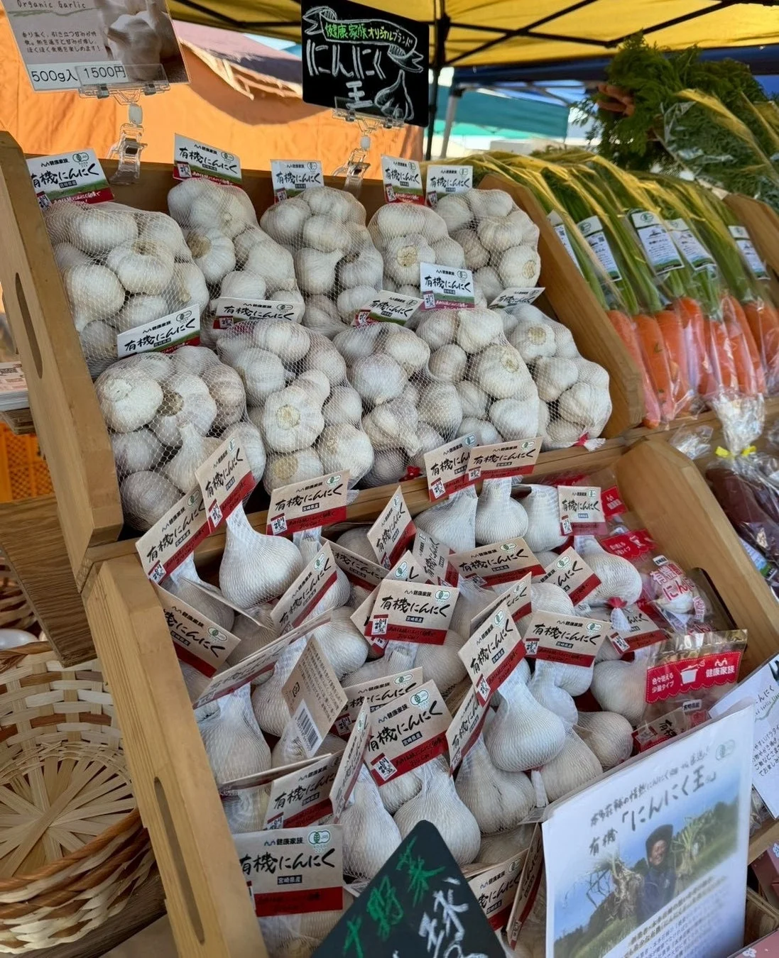 屋外の市場で有機にんにくが販売されている様子