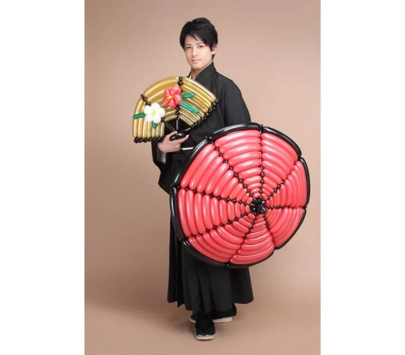 和装でバルーンアートを披露するパフォーマー