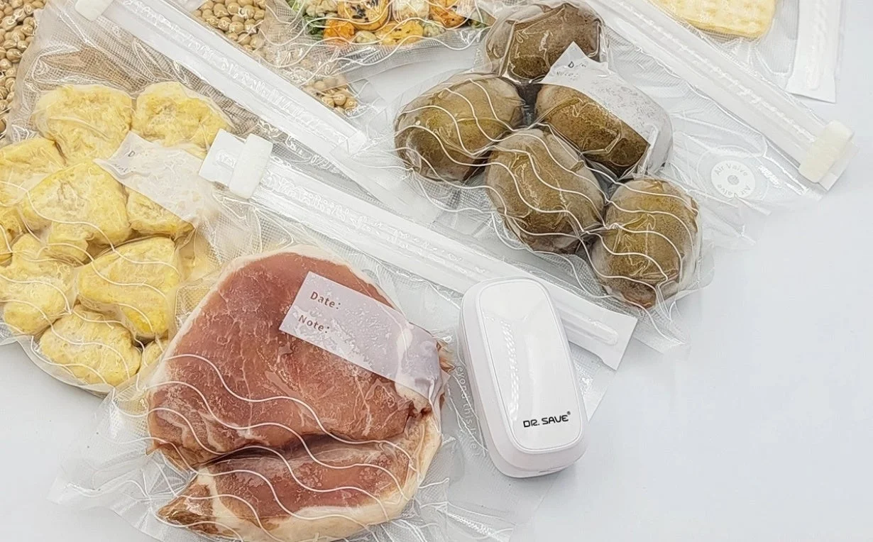 真空パックされた食品と真空シーラー